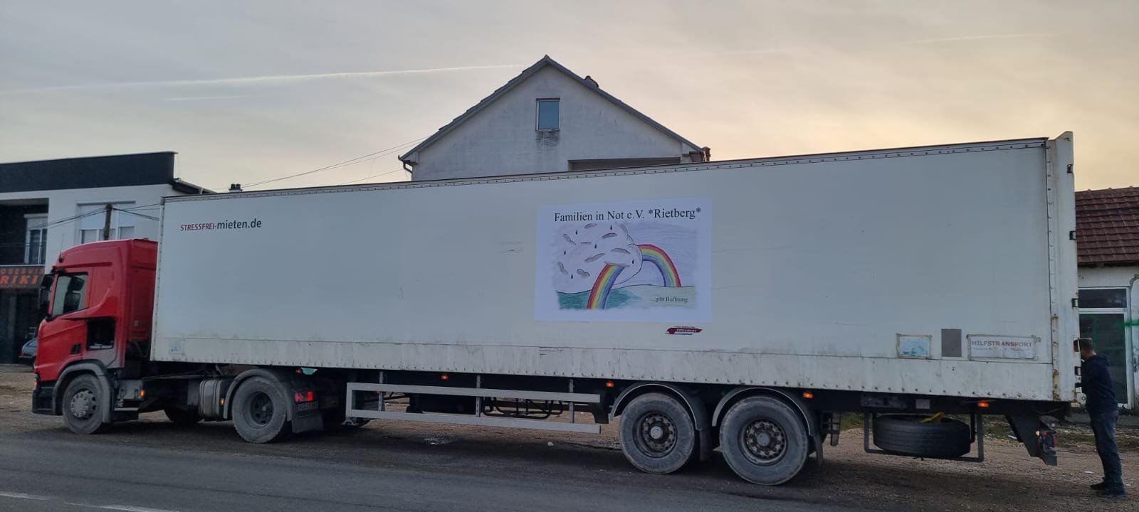 Als Dank haben Foto Kabashi in Skenderaj uns das Logo auf dem Auflieger kostenlos fertig gestellt. - Weihnachtstransport 2022