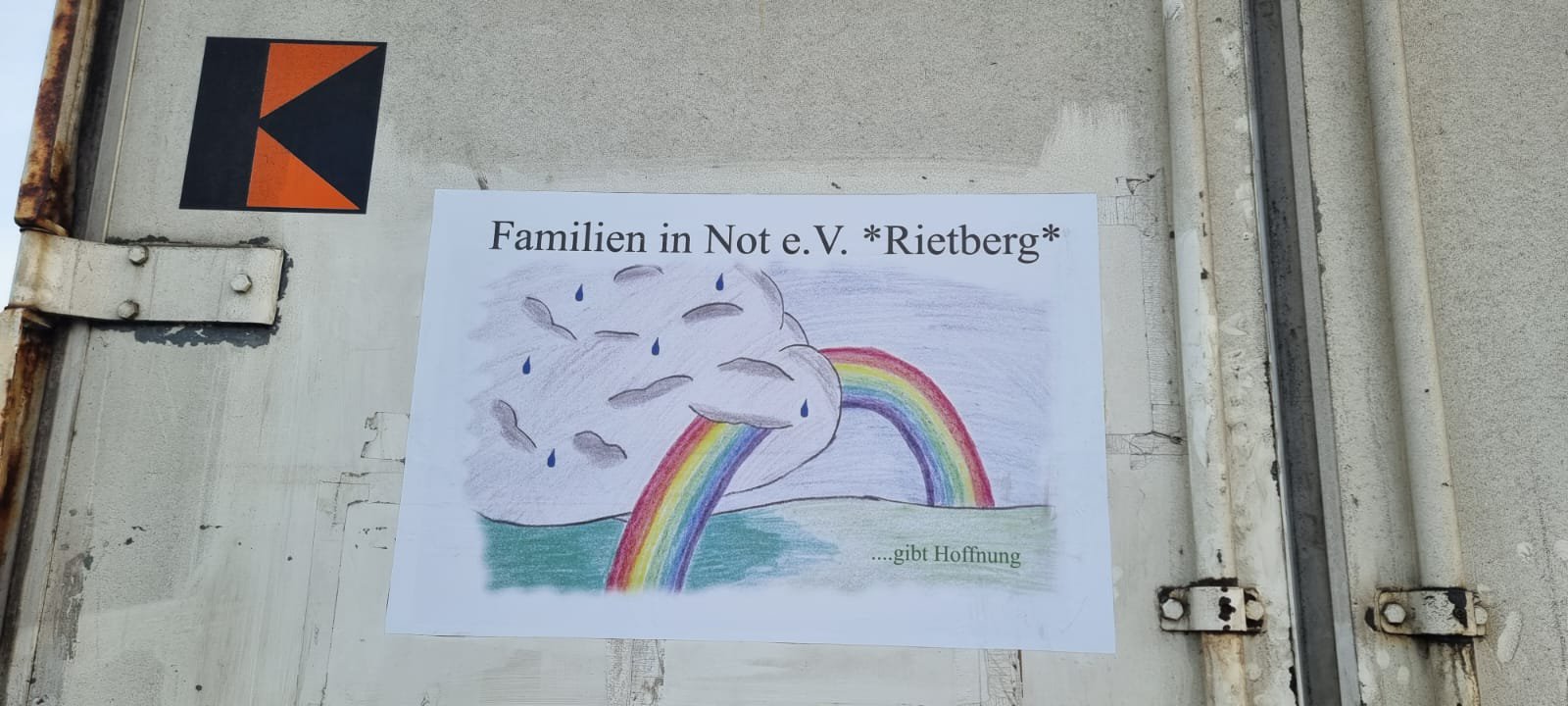 Als Dank haben Foto Kabashi in Skenderaj uns das Logo auf dem Auflieger kostenlos fertig gestellt. - Weihnachtstransport 2022
