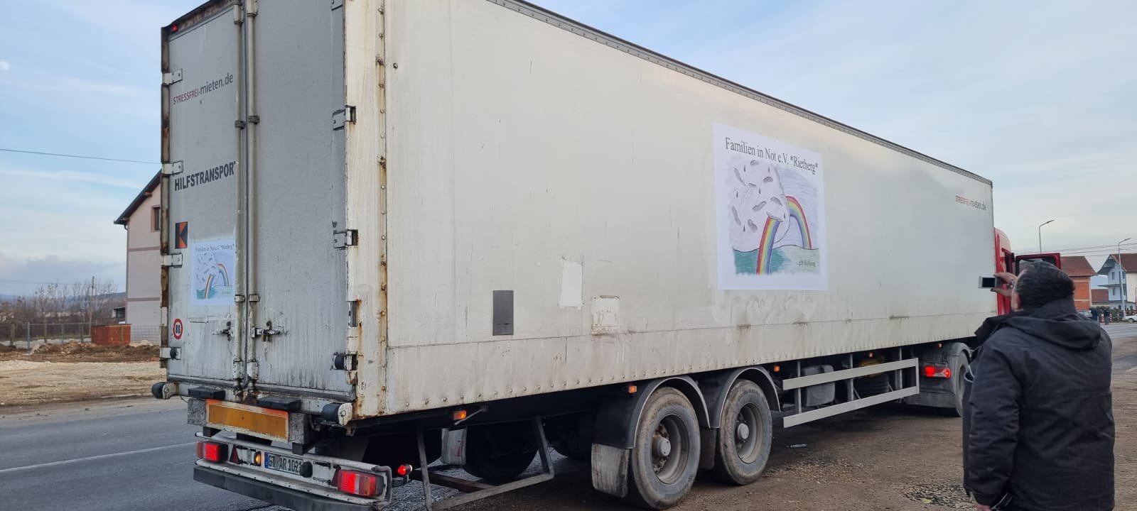 Als Dank haben Foto Kabashi in Skenderaj uns das Logo auf dem Auflieger kostenlos fertig gestellt. - Weihnachtstransport 2022